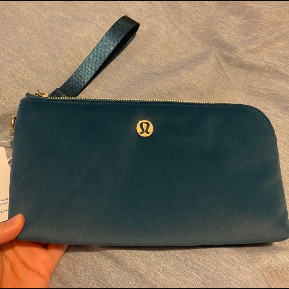NWT  lululemon velour curved wristlet